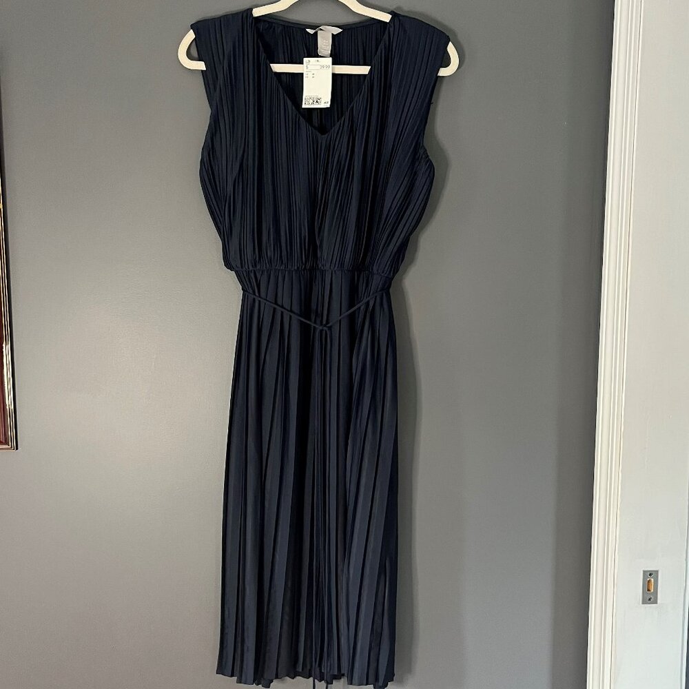 *NWT* H&M Pleated Navy Dress [Medium]